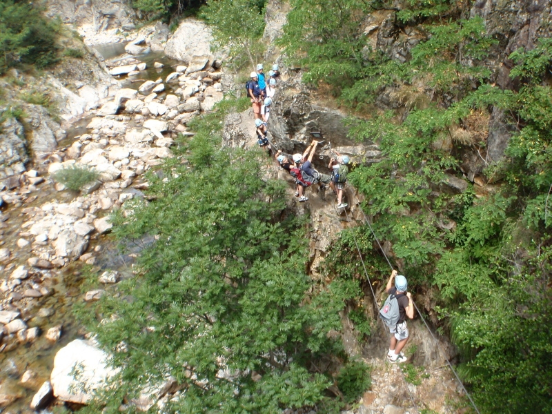 Village Camps International Summer Camp Ard&egrave;che, France 2019-07-26 https://www.villagecamps.com/journals_admin/images/71-9-The team getting started.jpg